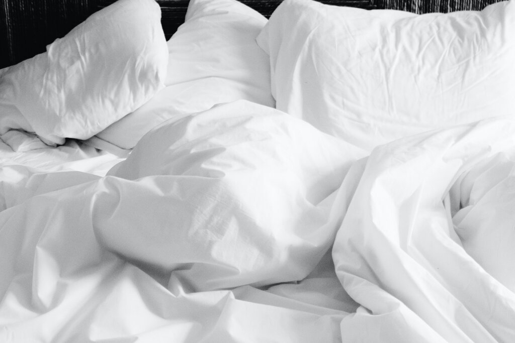 White pillows on a mattress with white sheets: how to choose the best RV mattress.