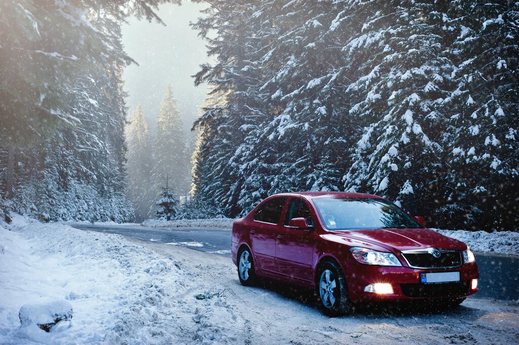 Car outside in the snow: how to protect your car from snow without a garage
